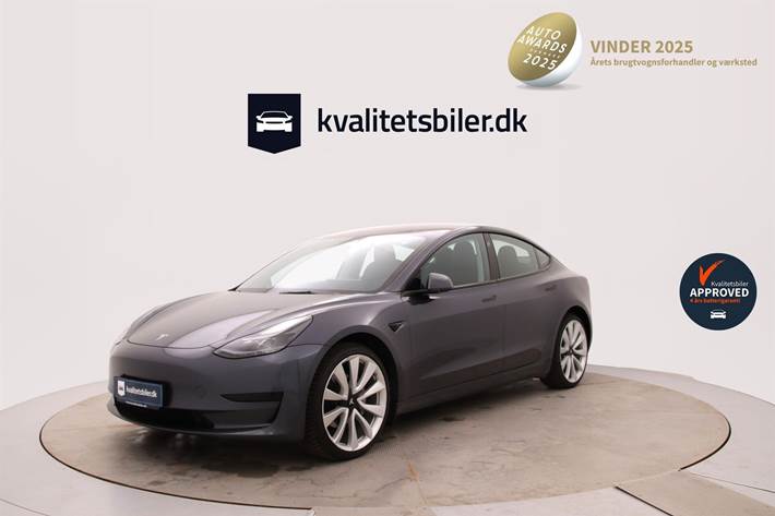 Grå Tesla Model 3 fra 2022