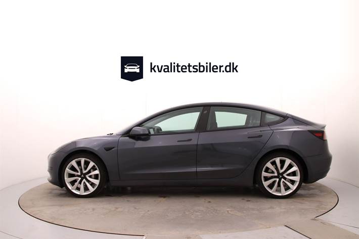 Grå Tesla Model 3 fra 2022