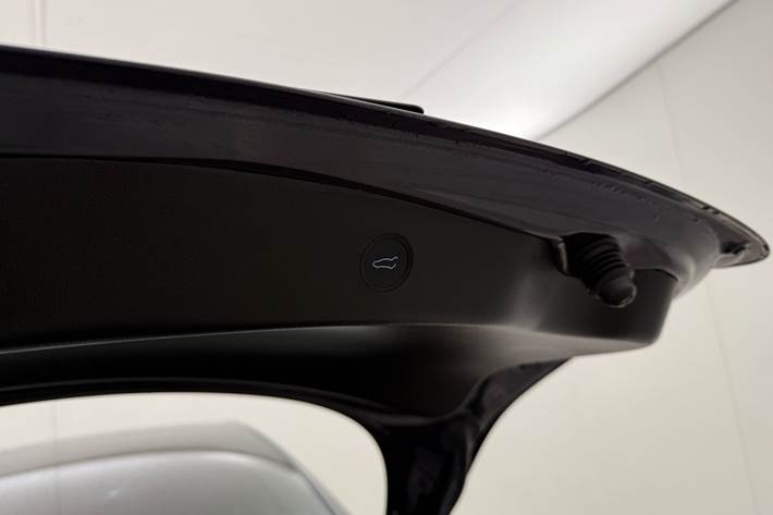 Grå Tesla Model 3 fra 2022