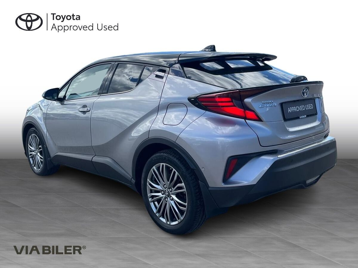 Grå Toyota C-HR fra 2021