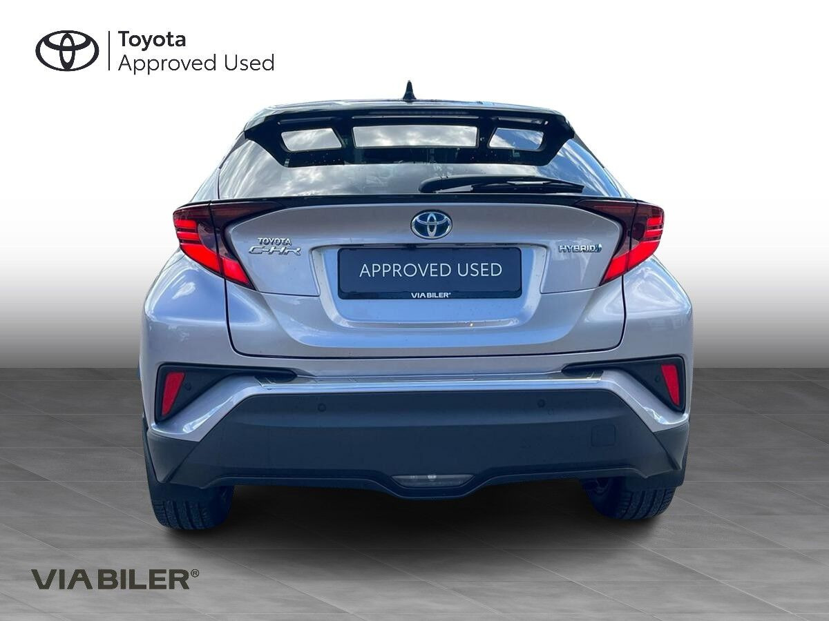 Grå Toyota C-HR fra 2021