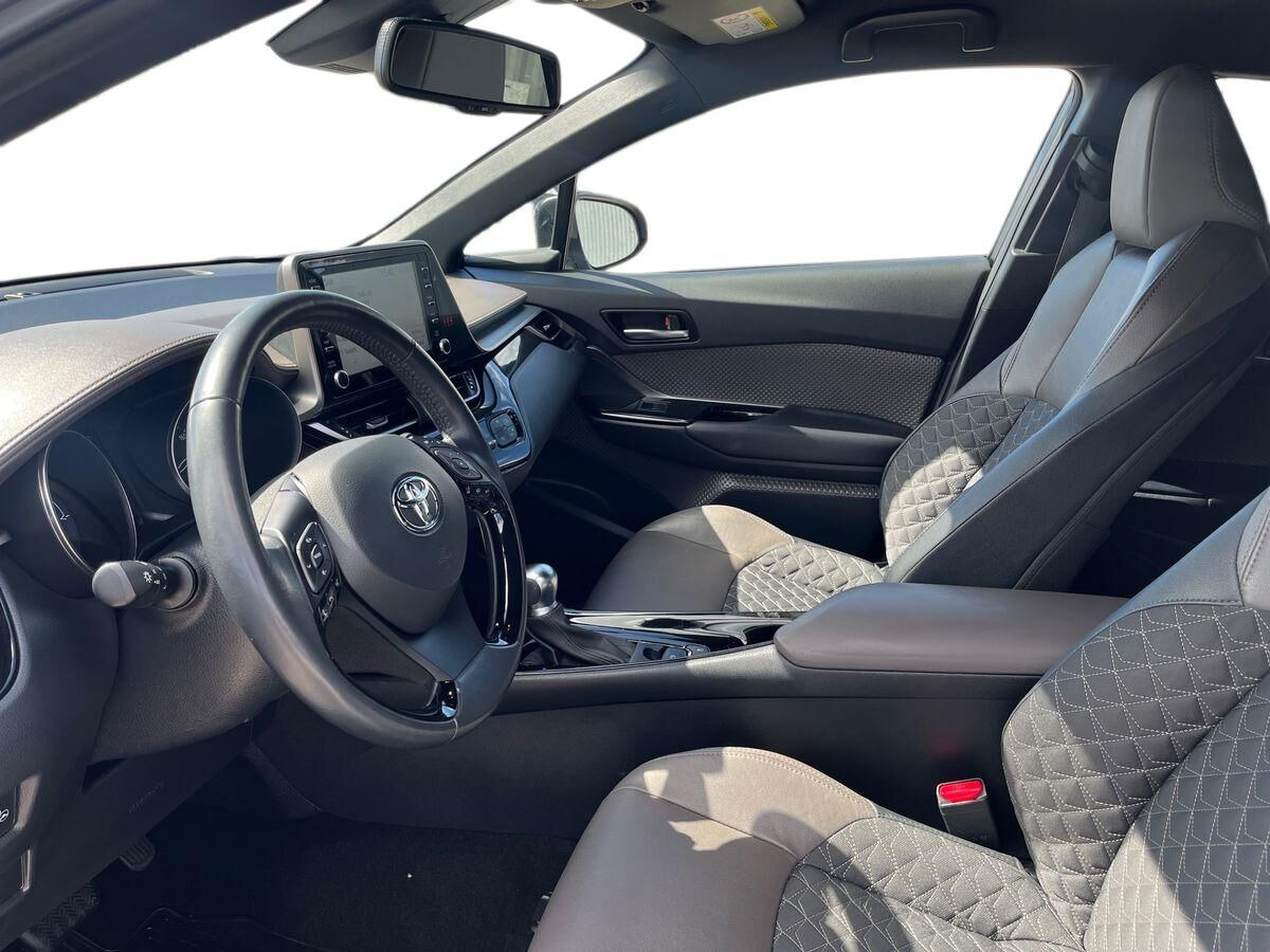 Grå Toyota C-HR fra 2021