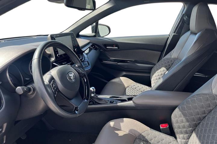 Grå Toyota C-HR fra 2021