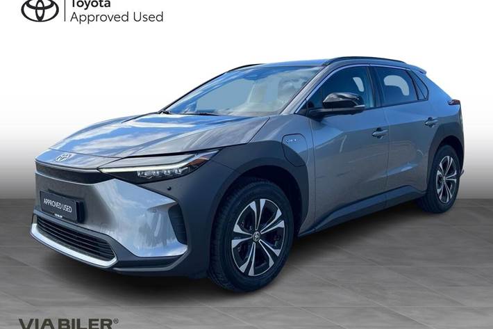 Grå Toyota BZ4X fra 2025 set udefra