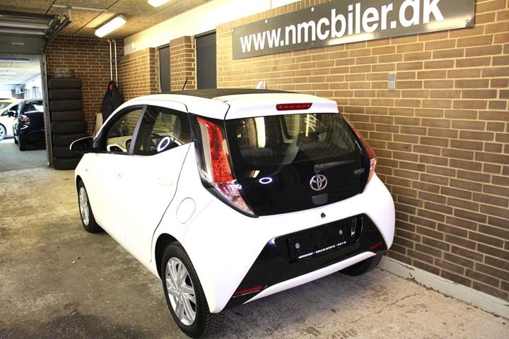 Hvid Toyota Aygo fra 2015