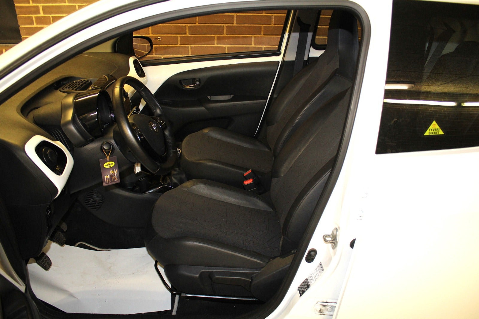 Hvid Toyota Aygo fra 2015