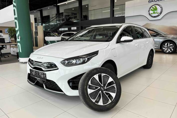 Hvid Kia Ceed fra 2022 set udefra