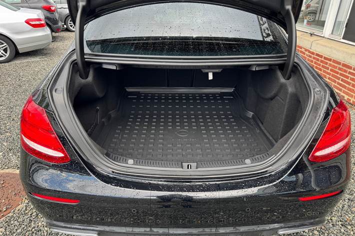 Sort Mercedes E220 d fra 2017
