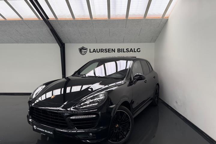 Sort Porsche Cayenne GTS fra 2013