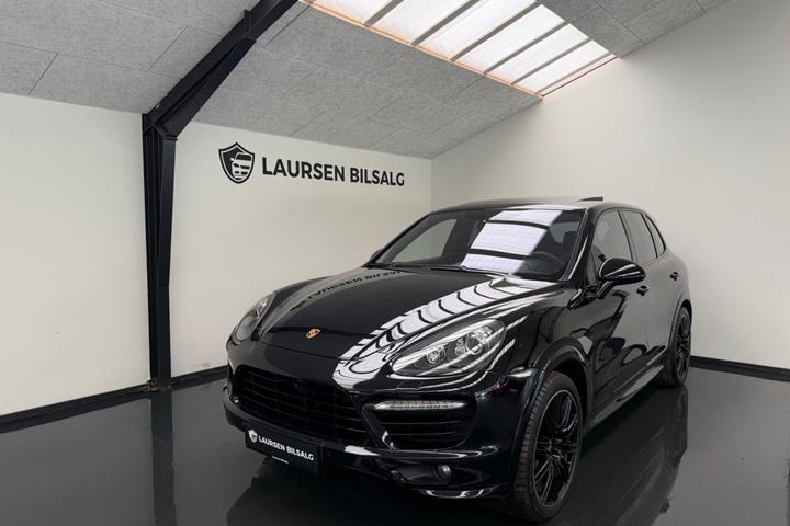 Sort Porsche Cayenne GTS fra 2013