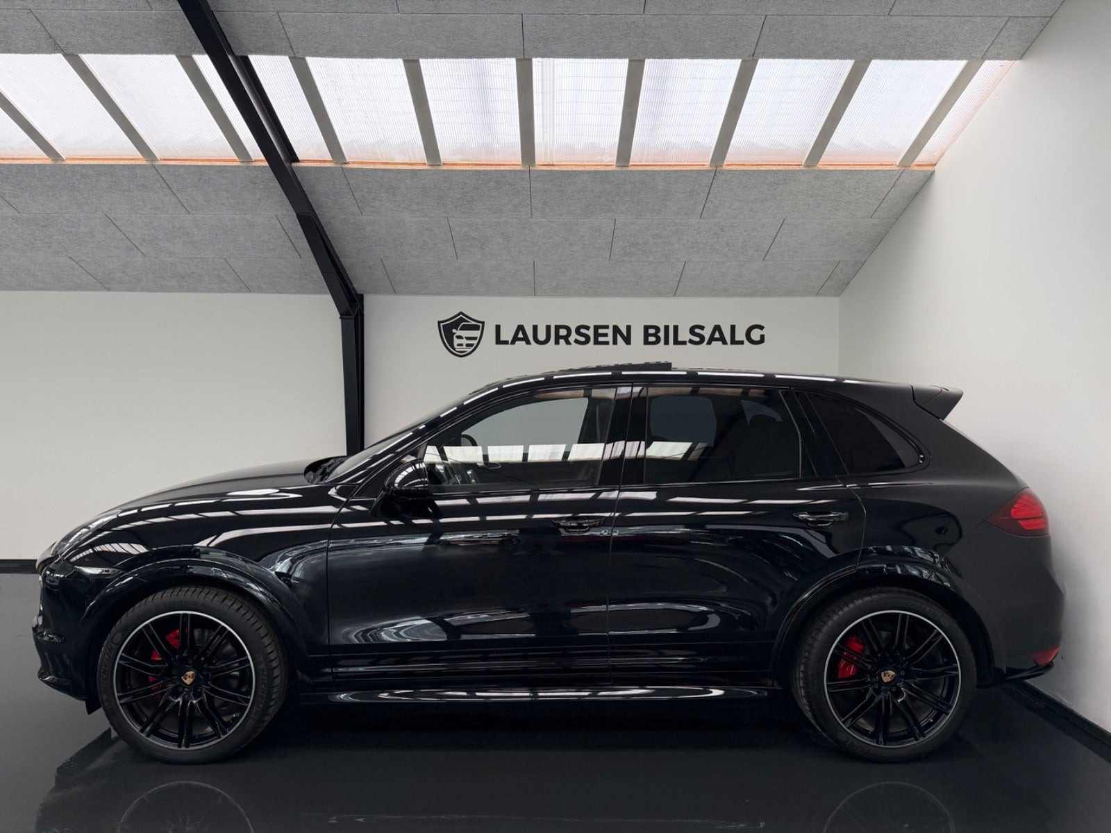 Sort Porsche Cayenne GTS fra 2013