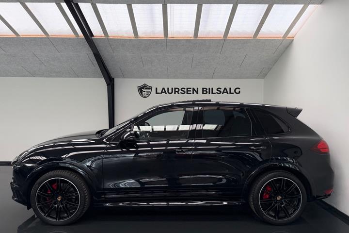Sort Porsche Cayenne GTS fra 2013