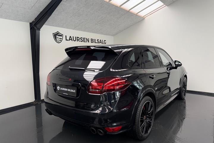 Sort Porsche Cayenne GTS fra 2013