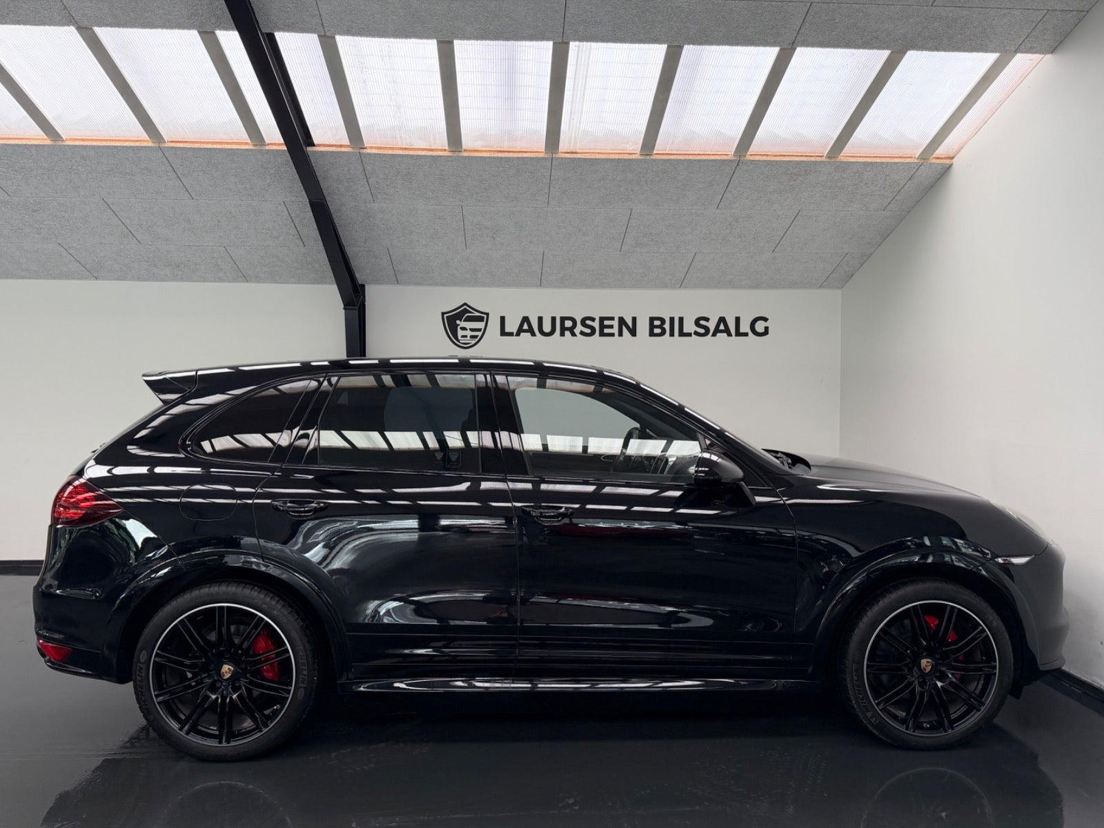 Sort Porsche Cayenne GTS fra 2013