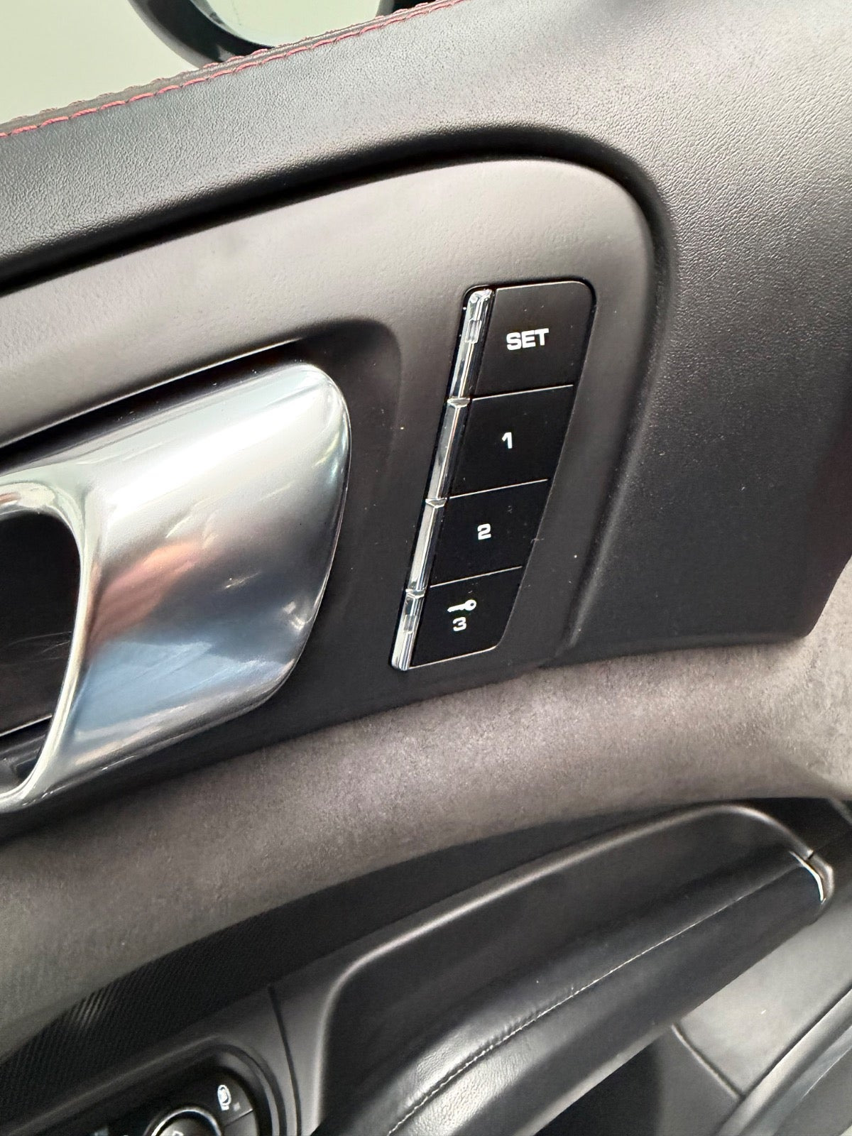 Sort Porsche Cayenne GTS fra 2013