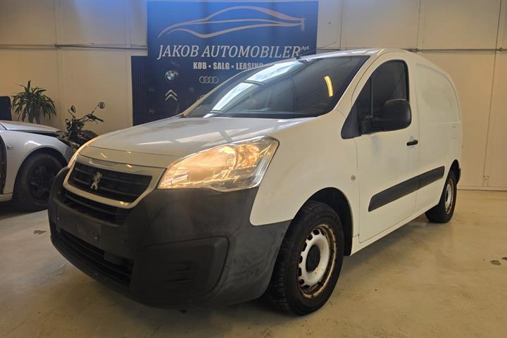 Hvid Peugeot Partner fra 2017 set udefra