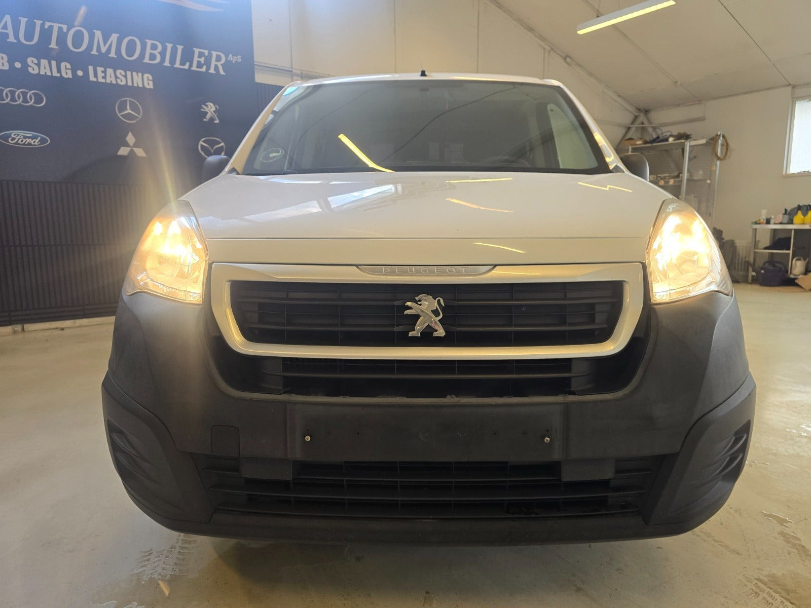 Hvid Peugeot Partner fra 2017