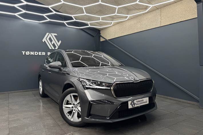 Grå Skoda Enyaq fra 2023 set udefra