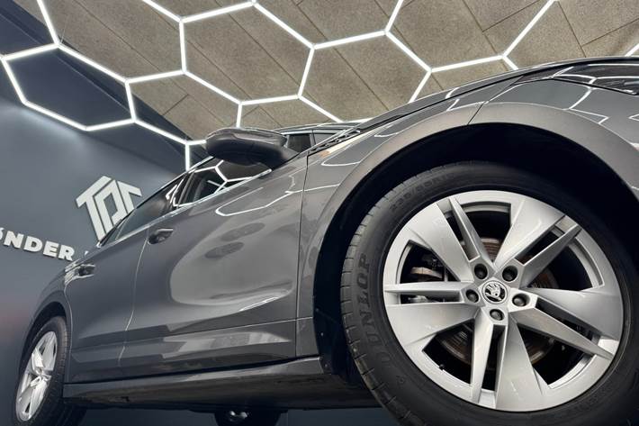 Grå Skoda Enyaq fra 2023