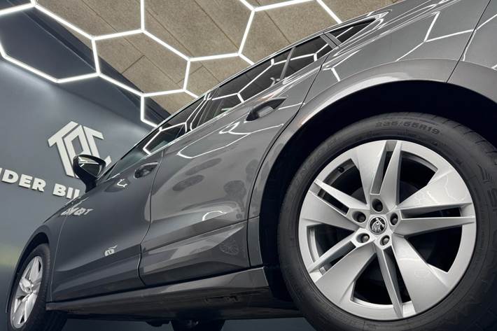 Grå Skoda Enyaq fra 2023