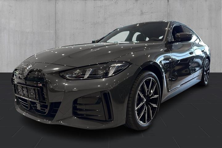 Grå BMW i4 fra 2026 set udefra