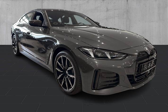 Grå BMW i4 fra 2026