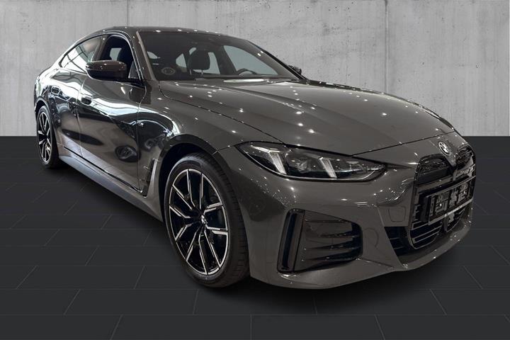Grå BMW i4 fra 2026