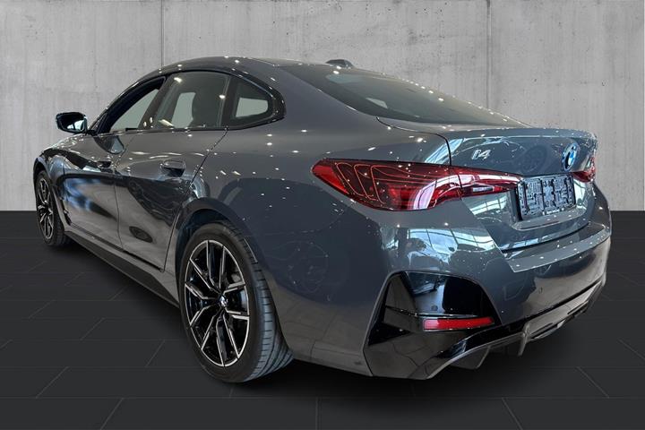 Grå BMW i4 fra 2026