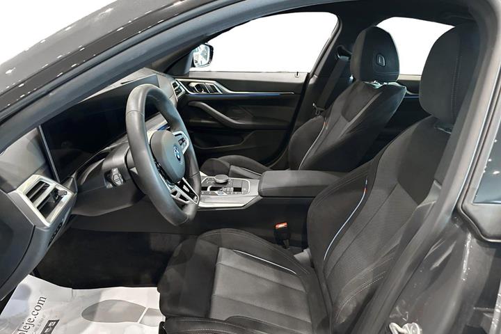Grå BMW i4 fra 2026