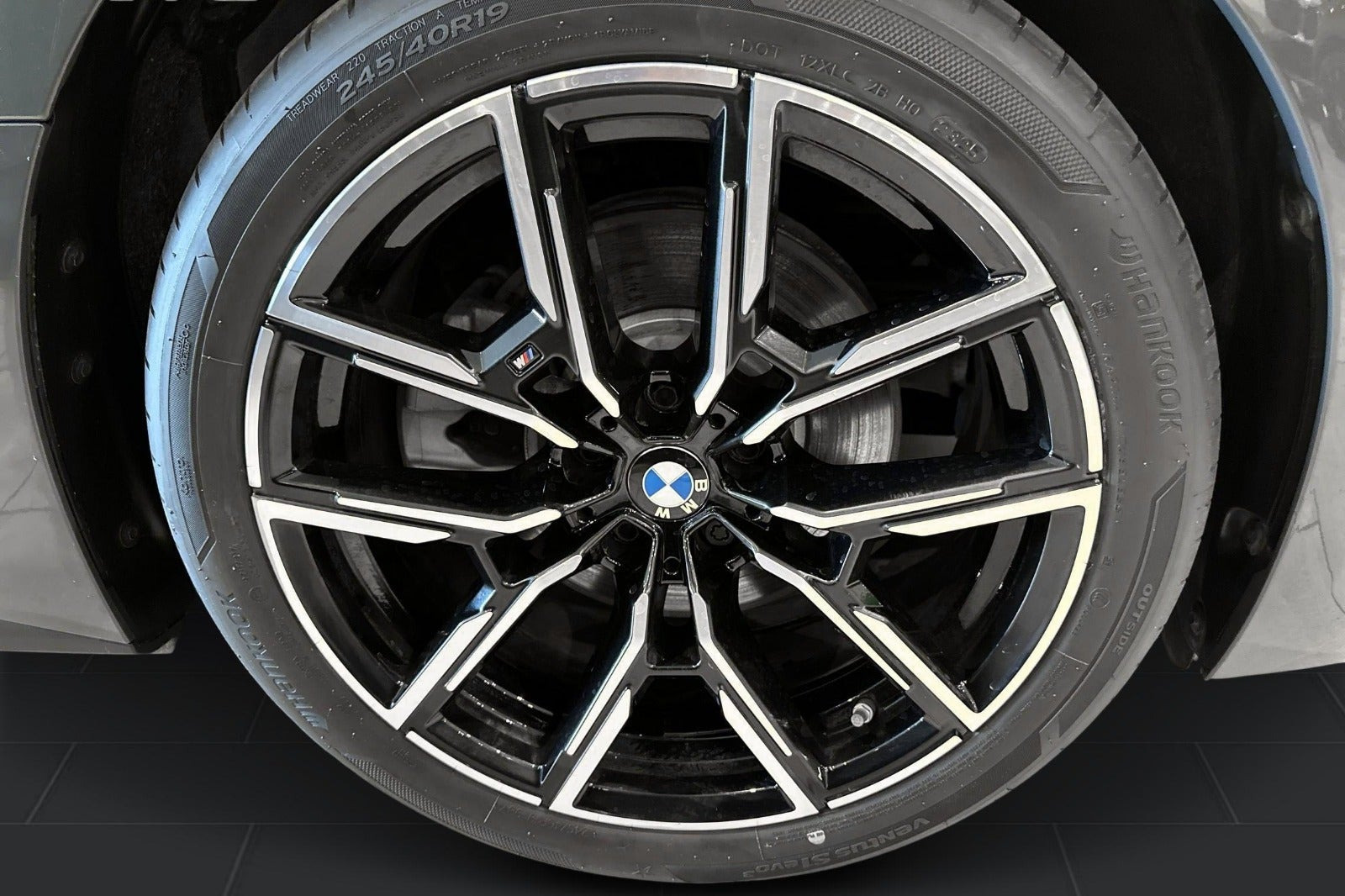 Grå BMW i4 fra 2026
