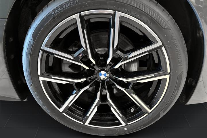 Grå BMW i4 fra 2026