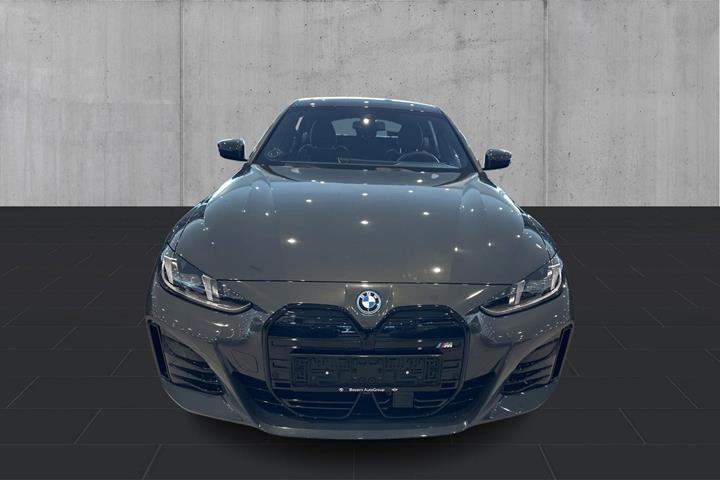 Grå BMW i4 fra 2026