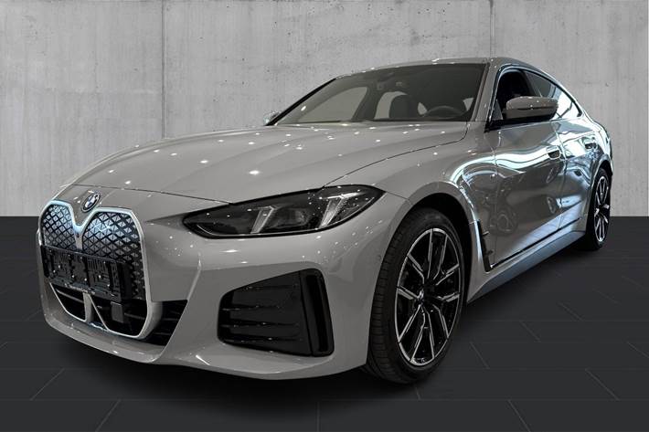 Grå BMW i4 fra 2024