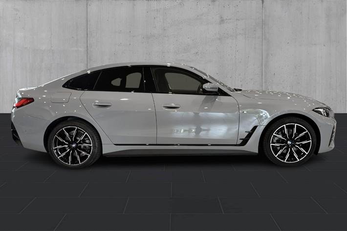 Grå BMW i4 fra 2024