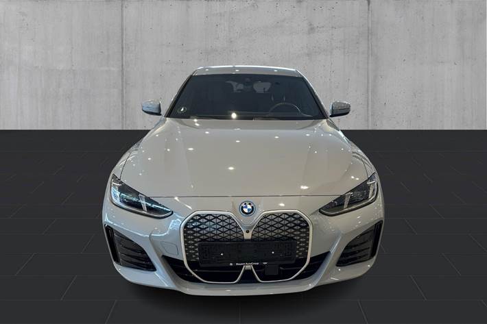 Grå BMW i4 fra 2024