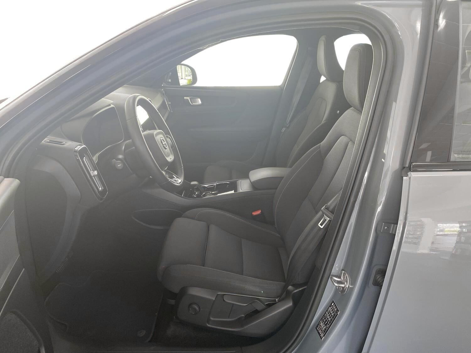Grå Volvo XC40 fra 2022