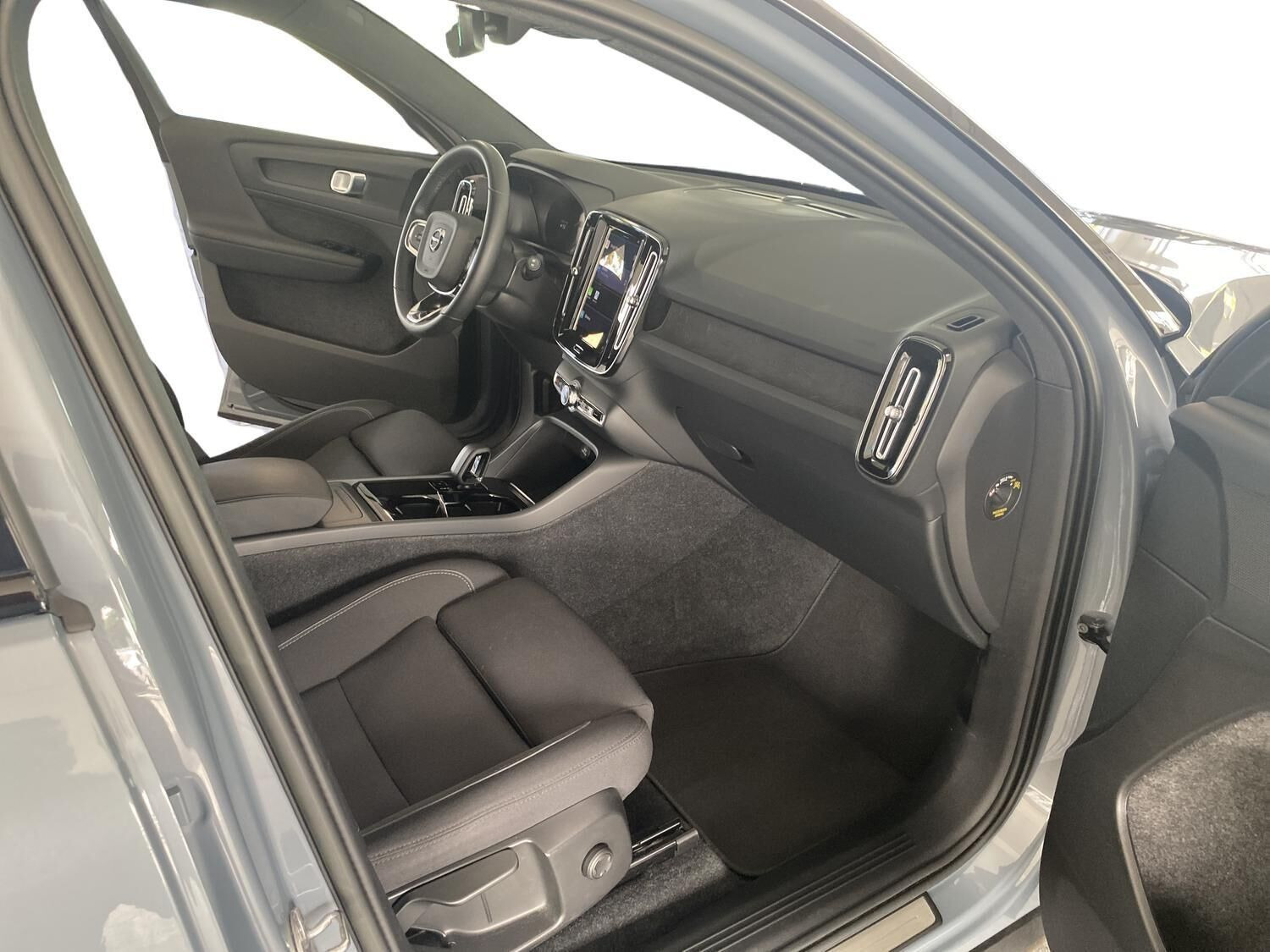 Grå Volvo XC40 fra 2022
