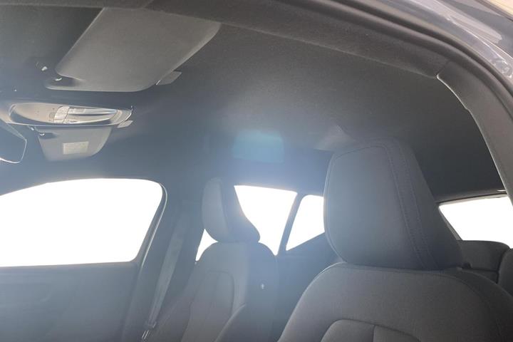 Grå Volvo XC40 fra 2022