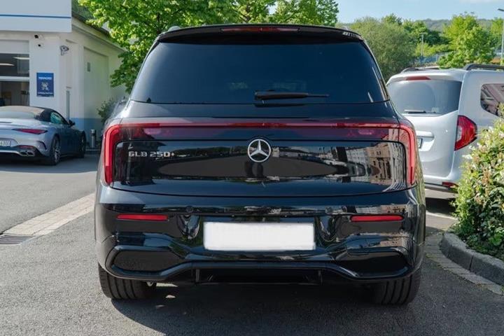 Sort Mercedes EQB250+ fra 2026