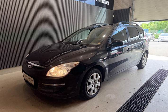 Sort Hyundai i30 fra 2009 set udefra