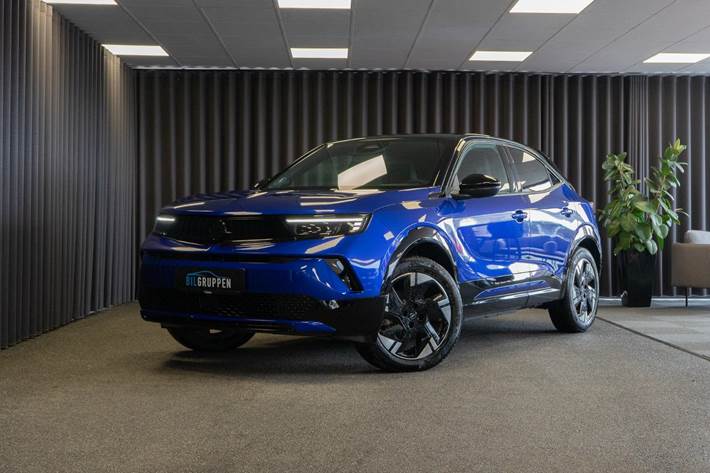 Blå Opel Mokka-e fra 2025
