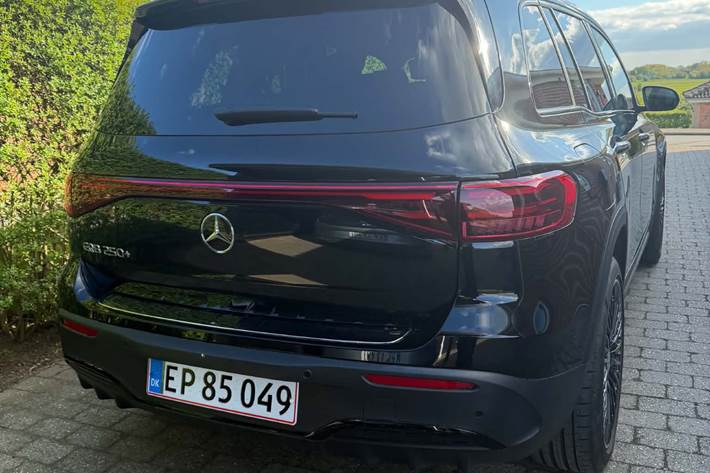 Sort Mercedes EQB 250+ fra 2025