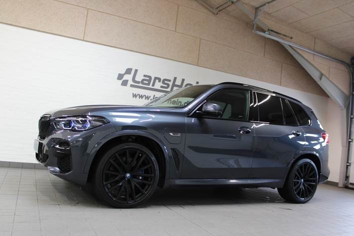 Grå BMW X5 fra 2022