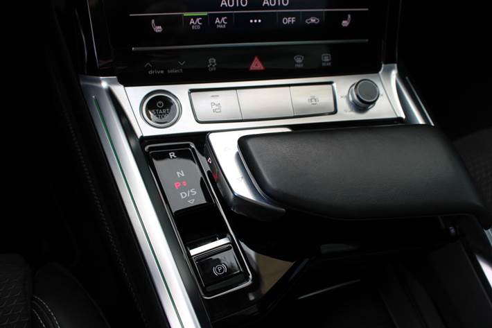 Hvid Audi e-tron fra 2023