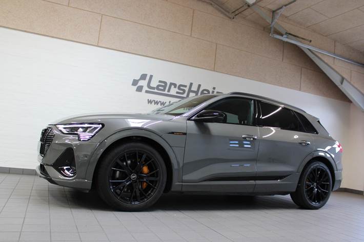 Grå Audi e-tron fra 2023