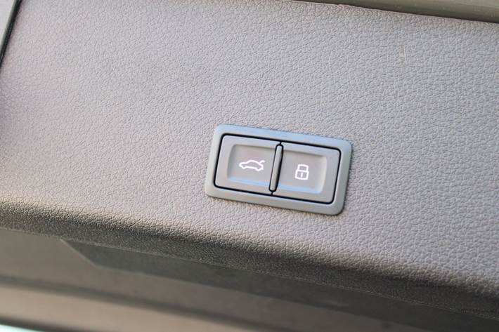 Grå Audi e-tron fra 2023