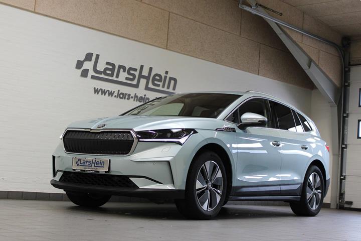 Sølv Skoda Enyaq fra 2023 set udefra