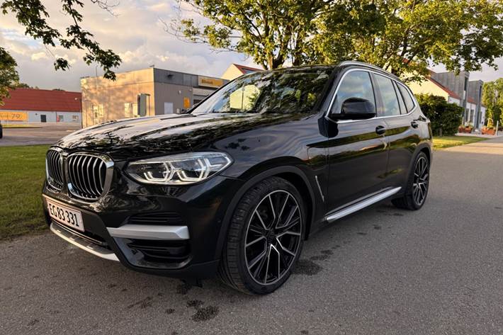 Sort BMW X3 fra 2021 set udefra