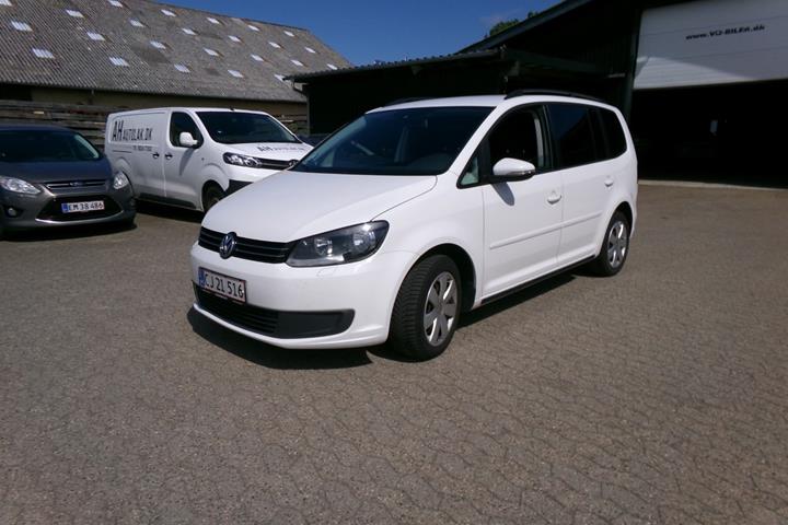 Hvid VW Touran fra 2014 set udefra