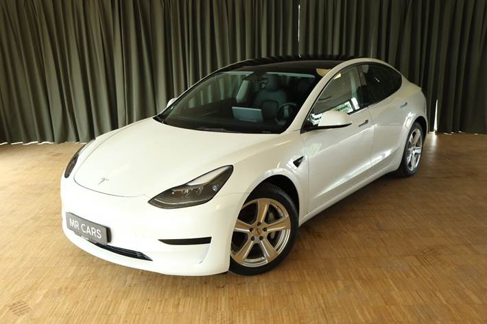 Grøn Tesla Model 3 fra 2022 set udefra